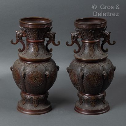 null Japon, période Meiji
Paire de vase balustres en bronze, à décor en médaillon...