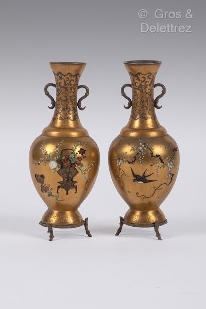 null JAPON, période Meiji (1869-1912)
Paire de petits vases en laque or, à long col...