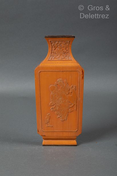null Chine, vers 1900
Vase d’applique de forme balustre quadrangulaire en bois clair,...