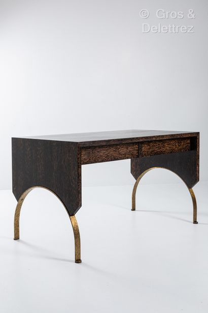 null Eugène PRINTZ (1889-1948)
Palm veneer desk with rectangular top opening at the...