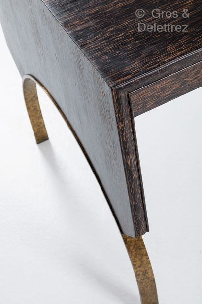 null Eugène PRINTZ (1889-1948)
Palm veneer desk with rectangular top opening at the...