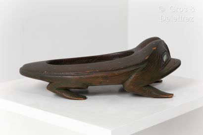 null *Cup in the shape of a batrachian.
Haida people, Queen Charlotte Islands.
Wood,...