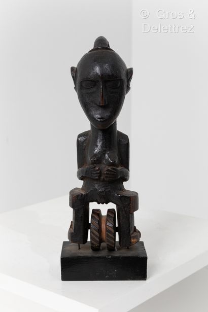 null Pulley depicting a woman.
Gouro people, Ivory Coast.
Black patinated wood.
Height:...