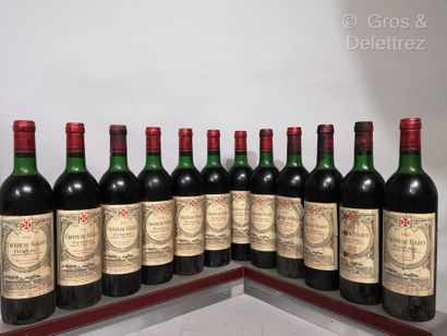 null 12 bouteilles Château GAZIN - Pomerol 1981 Etiquettes légèrement tachées et...