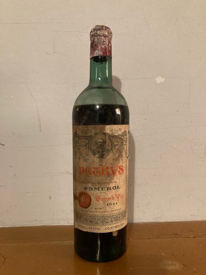 null 1 bouteille Petrus Pomerol 1941 
Étiquette tachée lisible, niveau bas. 
Capsule...