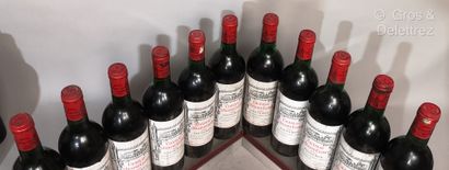 null 11 bouteilles Château L'EGLISE CLINET - Pomerol 1982 Etiquettes tachées. 6 base...