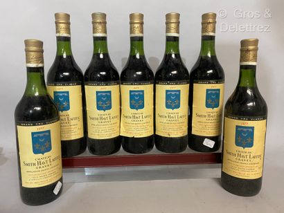 null 7 bottles Château SMITH HAUT LAFITTE - Graves 1977 Slightly stained labels.