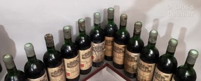 null 12 bouteilles Château MONTBRUN - Margaux 1978 Etiquettes tachées et abîmées....
