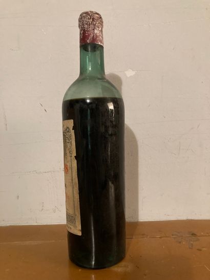 null 1 bouteille Petrus Pomerol 1941 
Étiquette tachée lisible, niveau bas. 
Capsule...