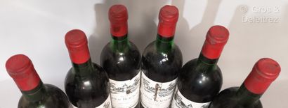 null 6 bouteilles Château BEAUMONT - Haut Médoc 1975 Etiquettes tachées. Niveaux...