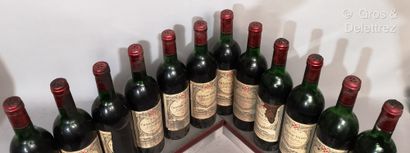 null 12 bouteilles Château GAZIN - Pomerol 1981 Etiquettes tachées et légèrement...