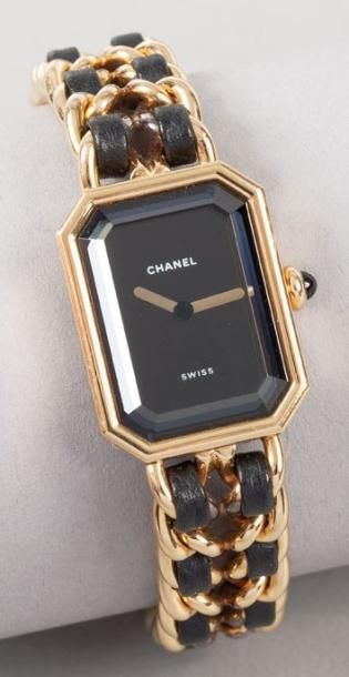 CHANEL Montre "Première" en métal doré, cadran noir, mouvement quartz, bracelet chaîne...