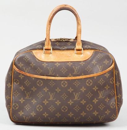 Louis VUITTON Sac "Deauville" 35 cm en toile monogram et cuir naturel, fermeture...