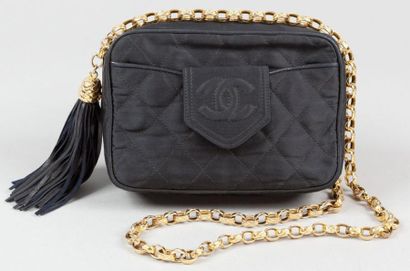 CHANEL Mini sac 18 cm de forme rectangulaire en satin matelassé et cuir noir, fermeture...