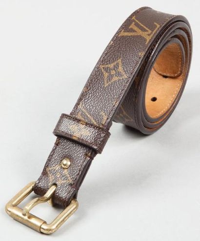 Louis VUITTON Ceinture en toile monogram, boucle en laiton doré. Taille 90. Très...