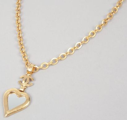 CHANEL Sautoir chaîne en métal doré agrémenté d'un pendentif miroir en forme de coeur...