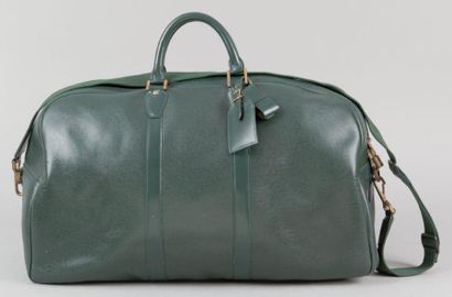 Louis VUITTON Sac "Kendall" 58 cm en cuir taïga vert, fermeture éclair, double poignée,...