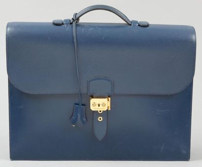 HERMÈS Paris made in France "Sac à dépêches" à deux soufflets en cuir bleu, fermeture...