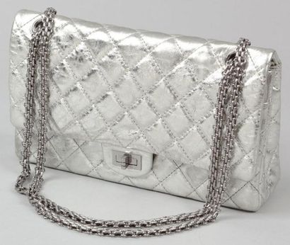 CHANEL Sac "2.55" 28 cm en cuir agneau matelassé argent, fermoir et anse bandoulière...