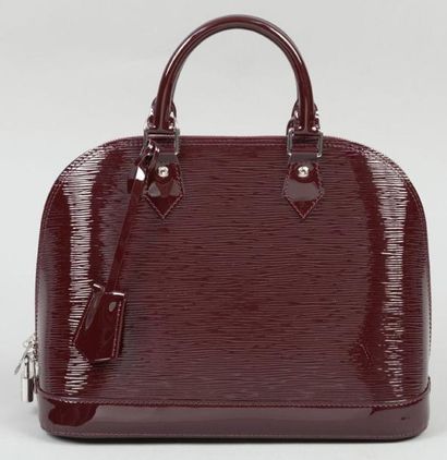 Louis VUITTON Sac "Alma" 31 cm en cuir épi prune électrique, fermeture éclair, double...