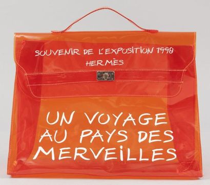 HERMÈS Paris Sac "Kelly" 40 cm en plastique orange titré "Souvenir de l'exposition...