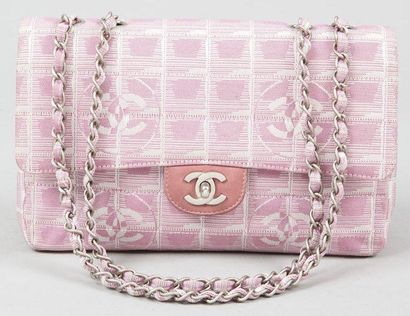 CHANEL Sac "2,55", 25 cm, en toile chinée matelassée rose et blanc agrémentée du...