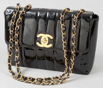 CHANEL Sac "Jumbo" 30 cm en cuir vernis matelassé noir, fermeture siglée en métal...