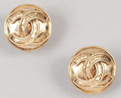 CHANEL Paire de boucles d'oreilles en métal doré réhaussé du sigle de la maison