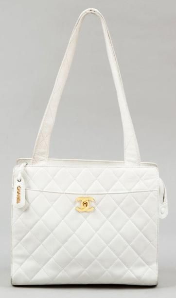 CHANEL Sac "cabas", 31 cm, en cuir agneau matelassé blanc, fermeture éclair, poches...