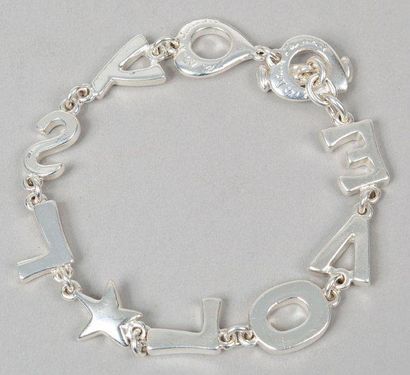 Yves SAINT LAURENT Bracelet en métal argenté à maillons figurant l'écriture " Love",...