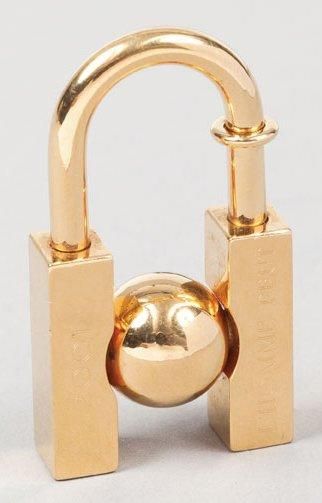 HERMÈS Paris made in France Porte clefs en métal doré figurant un "H" titré "L'homme...