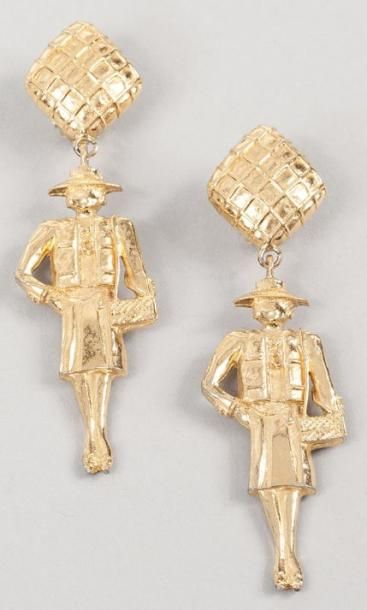 CHANEL Paire de pendants d'oreilles en métal doré figurant la silhouette de Made...