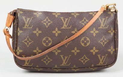 Louis VUITTON Pochette accessoires en toile monogram et cuir naturel, anse cuir naturel....