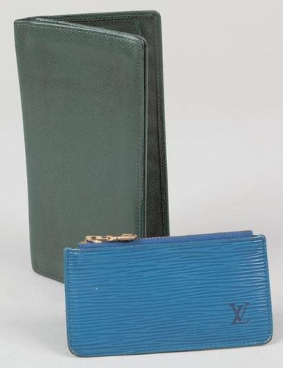 Louis VUITTON Lot comprenant: un portefeuille, porte-cartes, porte-monnaie en cuir...