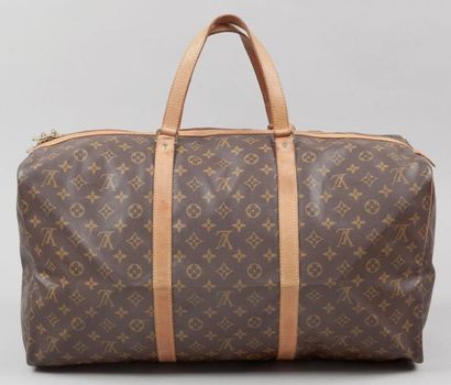 Louis VUITTON Sac "Souple" 55 cm en toile monogram et cuir naturel, fermeture éclair,...