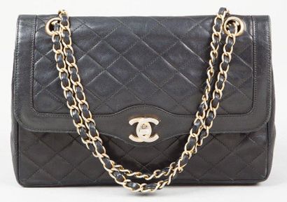 CHANEL Sac "Mademoiselle" 26 cm en cuir agneau noir matelassé, fermoir siglé bicolore...