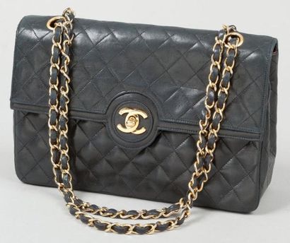 CHANEL Sac 26 cm en cuir agneau matelassé noir, fermeture siglée en métal doré sur...