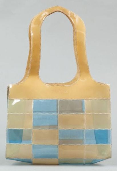 CHANEL Sac cabas 35 cm en plastique à damier bicolore beige et bleu, double poignée....