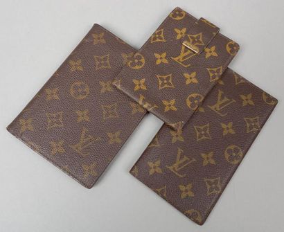 Louis VUITTON Lot comprenant un portefeuilles, porte-photos en toile monogram; un...