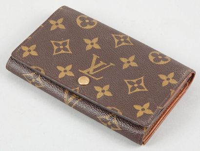 Louis VUITTON Portefeuilles, porte-monnaie en toile monogram, poche intérieure zippée,...