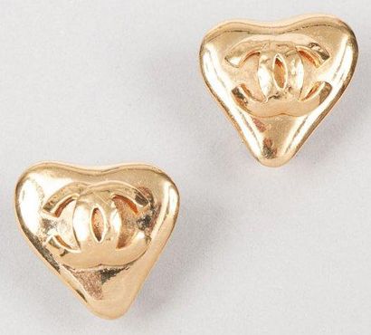 CHANEL Paire de boucles d'oreilles en métal doré figurant un coeur orné au centre...