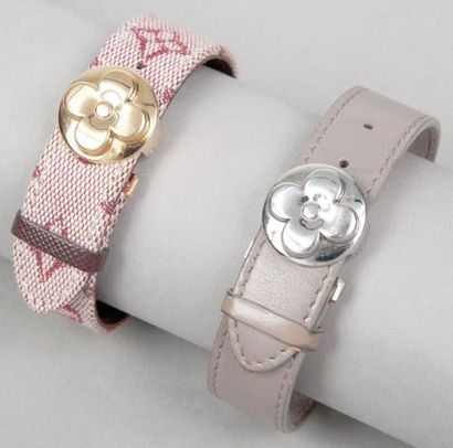 Louis VUITTON Bracelet en tissus monogram bordeau chiné blanc, fermoir boucle déployante...