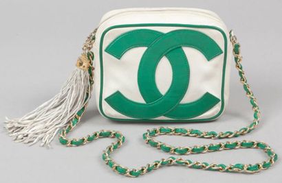 CHANEL Sac 15 cm en cuir agneau vert et blanc agrémenté du sigle de la maison fermeture...