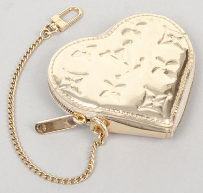 Louis VUITTON Porte-monnaie en forme de coeur en cuir vernis miroir or, retenu par...