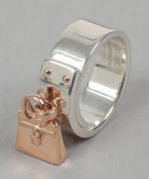 HERMÈS Paris made in France Bague amulette «Birkin» anneau en argent retenant un...