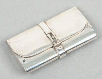 HERMÈS Paris Boite à pillule en argent figurant une pochette, fermoir H sur ceinture....