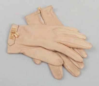 HERMÈS Paris Paire de gants en cuir beige agrémentée du fermoir du Kelly en métal...