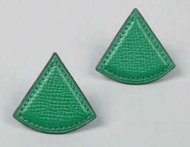 HERMÈS Paris Paire de boucles d'oreilles en cuir courchevel vert de forme triang...