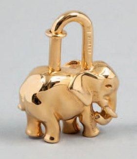 HERMÈS Paris Porte-clefs en métal doré figurant un éléphant.(*)
