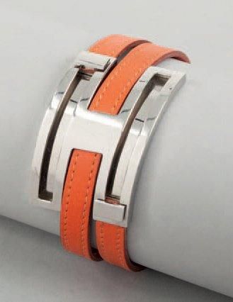 HERMÈS Paris Bracelet triple tour en cuir orange, fermoir «H» en métal argenté(*...